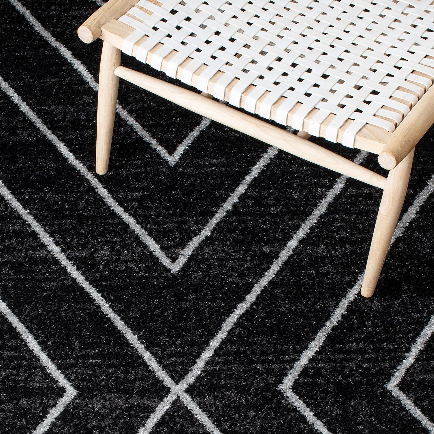 SAFAVIEH Area Rug 8x10 - Adirondack Collection - Large - Black & Light Grey, Modern Geometric Design, Non-Shedding & Easy Cleaning, Ideal for Living Room, Bedroom, Office, Dining Space (ADR251F)